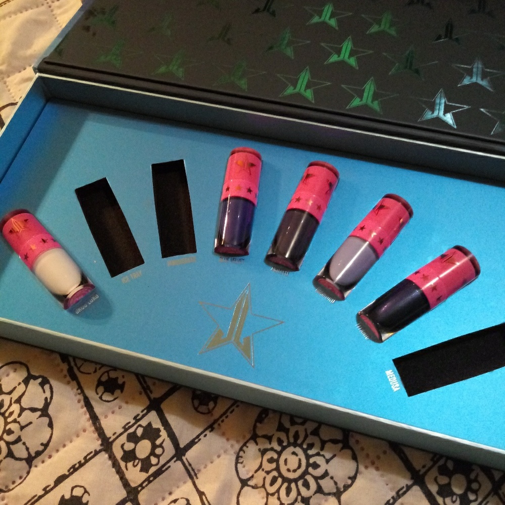 BNIB 5 of the blue blood lippies - Picture 3 of 3